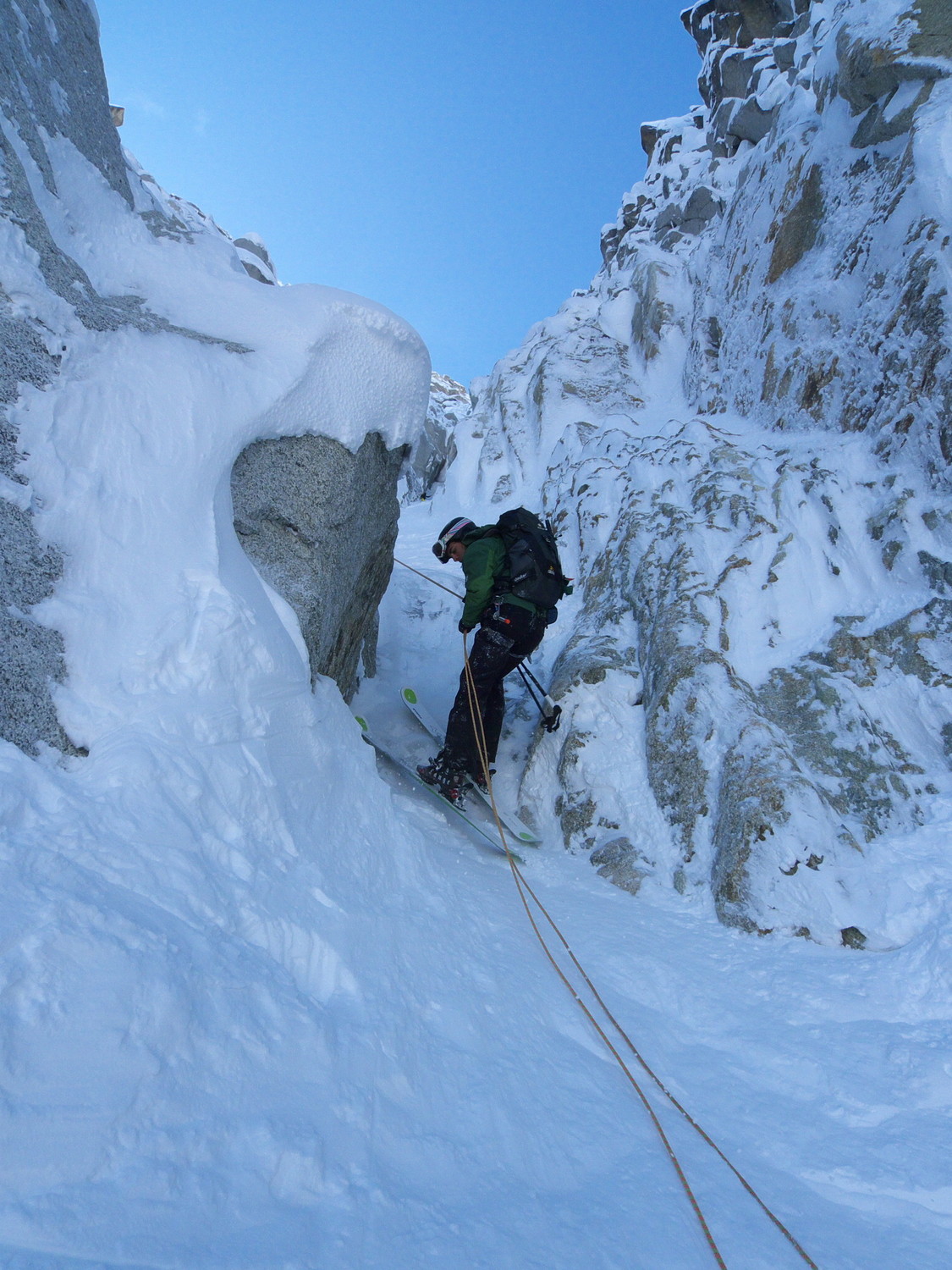 Petit rappel de 15m pour passer le verrou de glace qui marque la fin du couloir étroit.