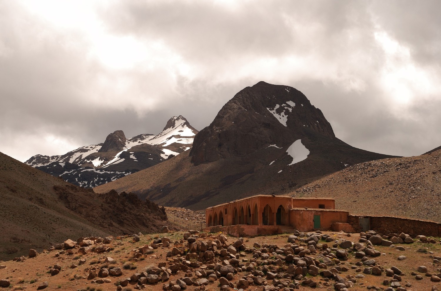 Le Sirouah (3305m, au fond, enneigé), vu des Bergeries d'iriri