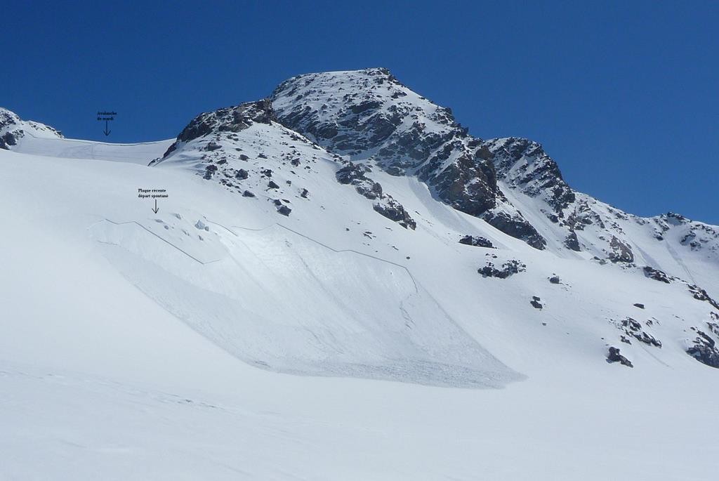 Les dangers de la montagne: A gauche l'avalanche de mardi et à droite la plaque qui a du se détacher mercredi ou jeudi
