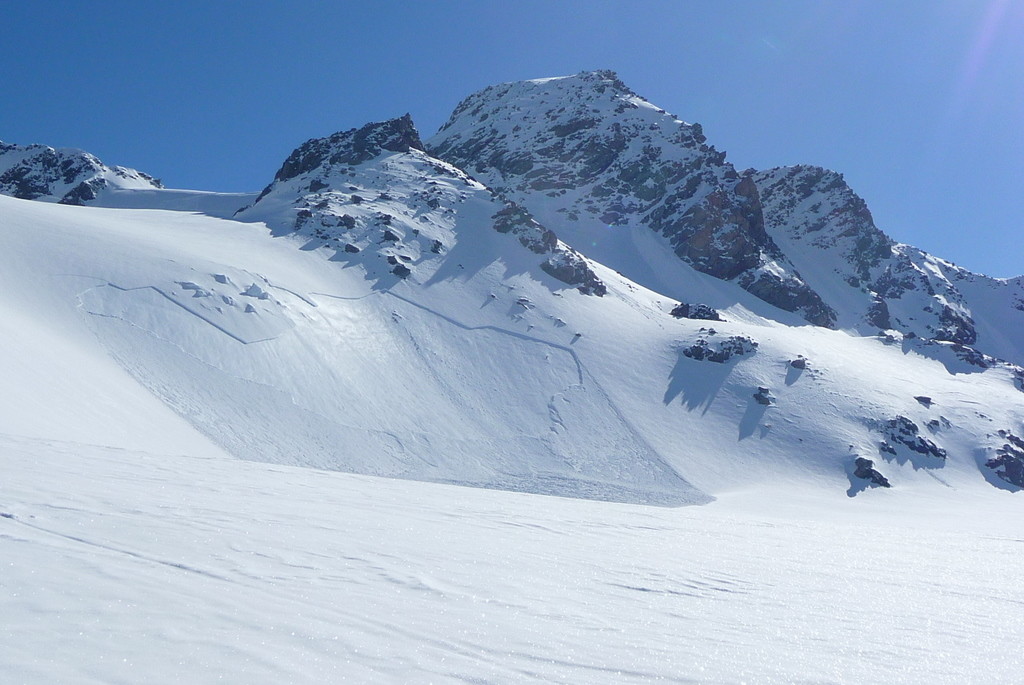 L'avalanche de mardi dernier à gauche et à droite la plaque friable partie mercredi ou jeudi