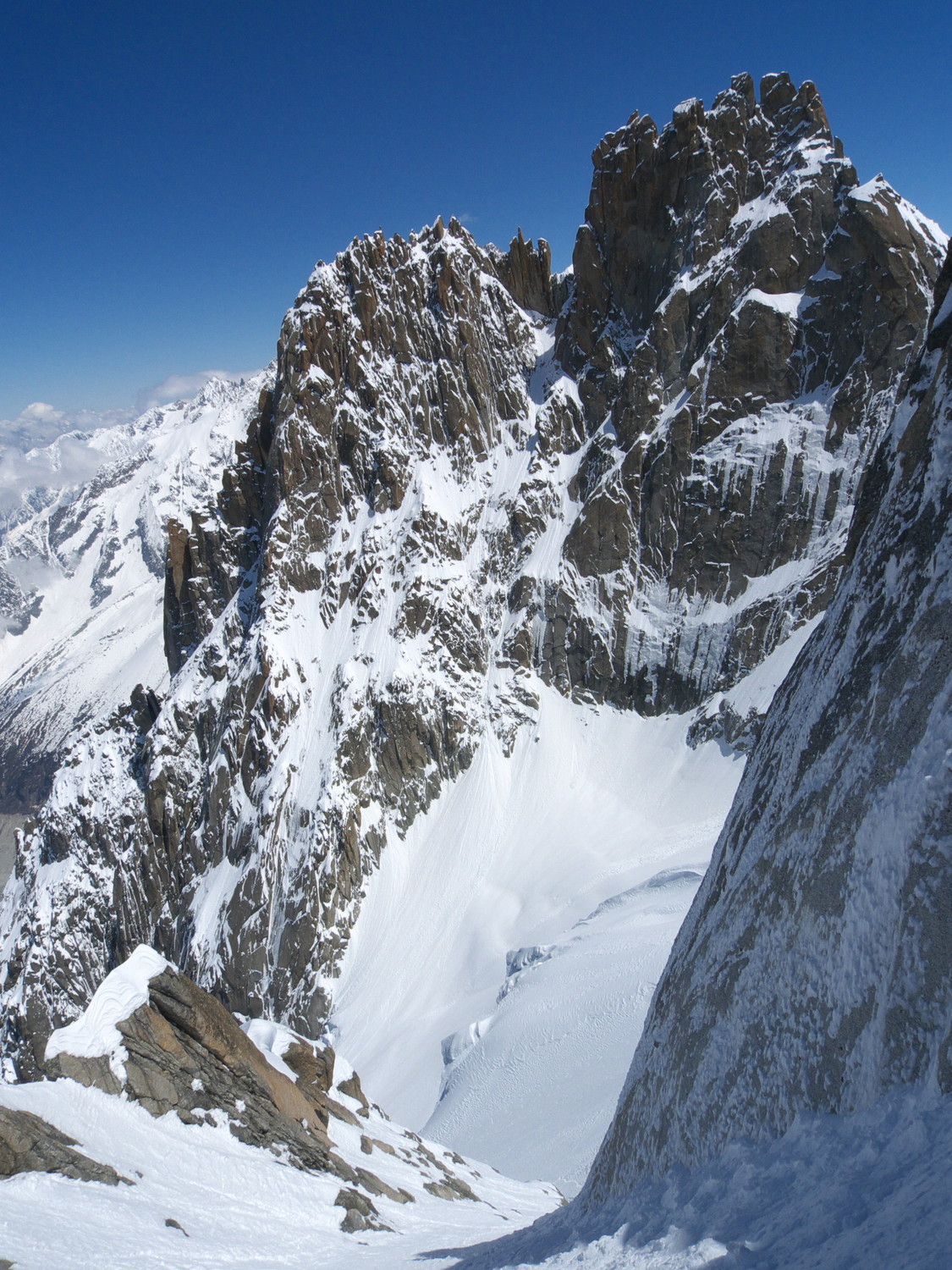 Montée du couloir avec les Grands-Charmoz et le Grépon dans le dos.