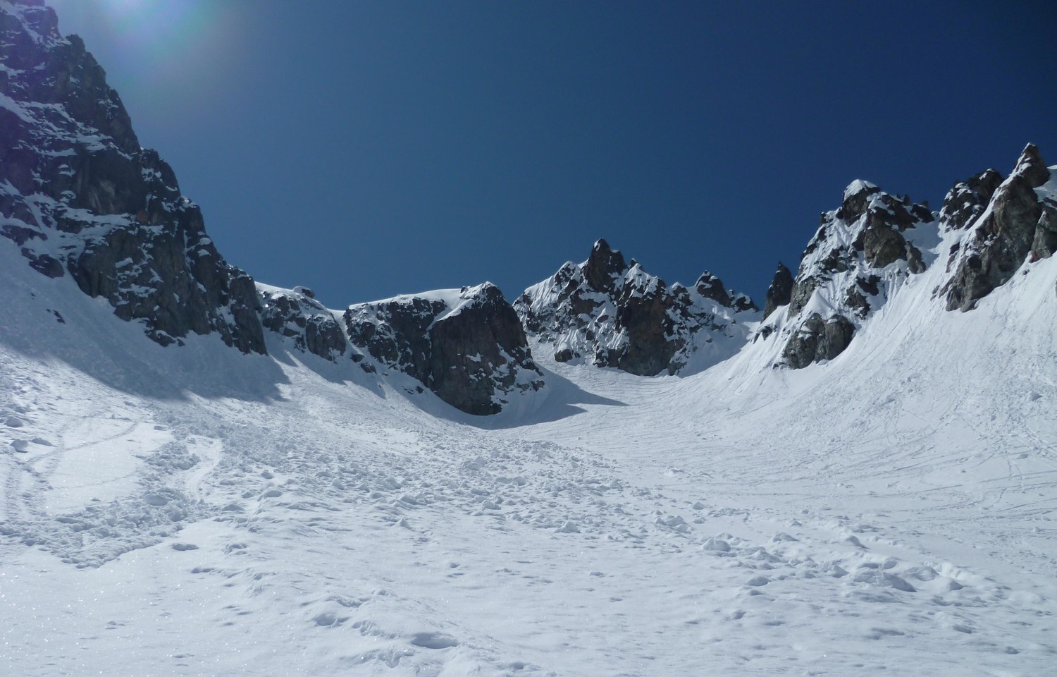 Combe et couloir d'accès au glacier supérieur d'Arsine (boule et neige croûtée)