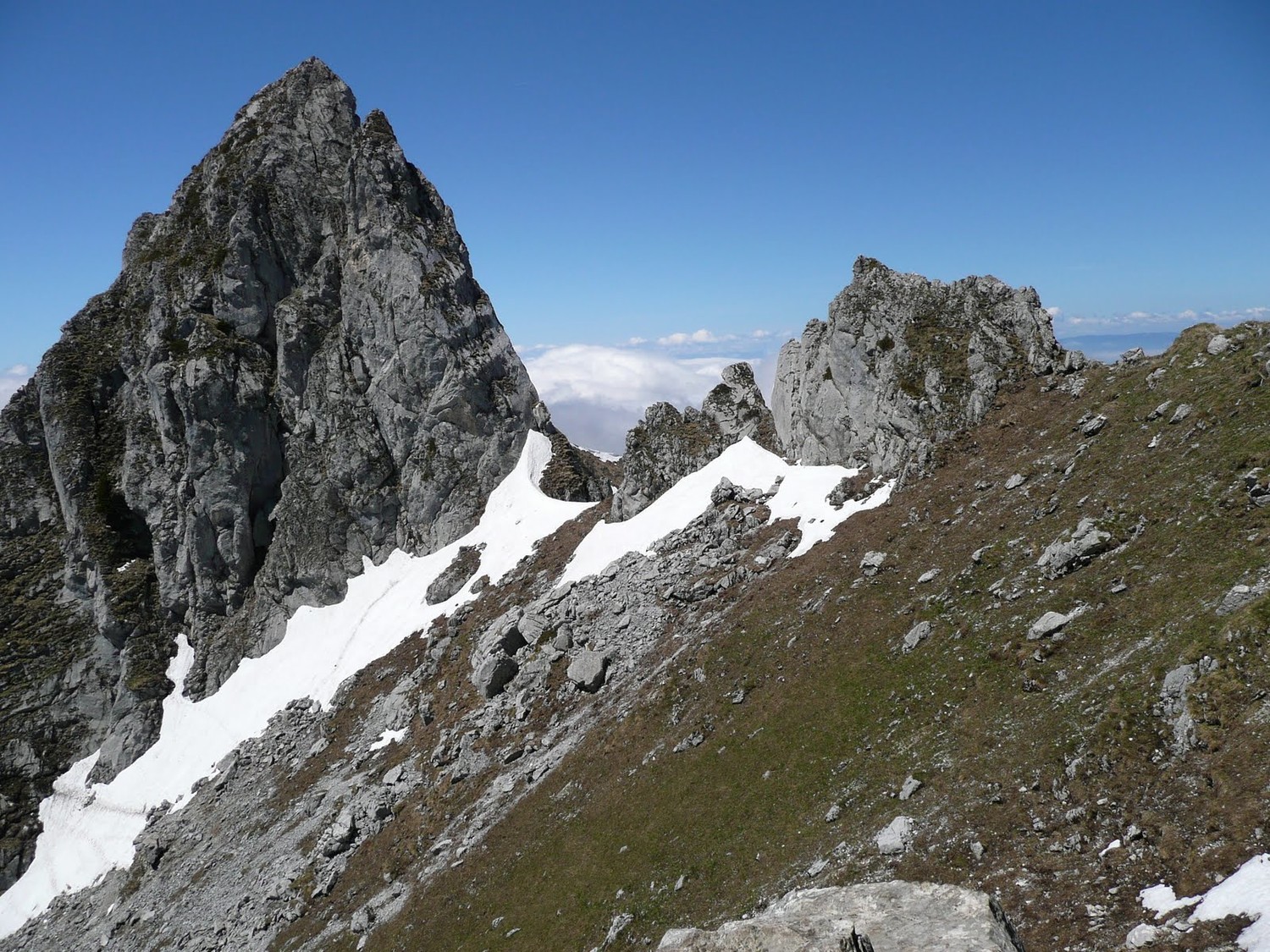 Brèche versant S entre les deux Aiguilles