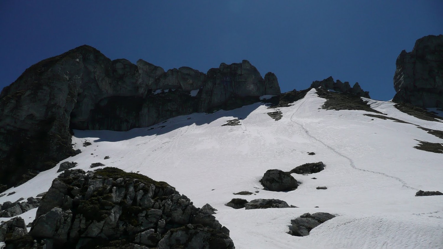 Descente... Aiguille de Darbon E à gauche, W à droite... 2 brèches pour rejoindre les sommets