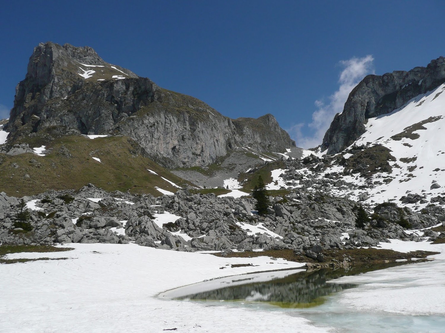 Chateau d'Oche depuis le Lac de la case
