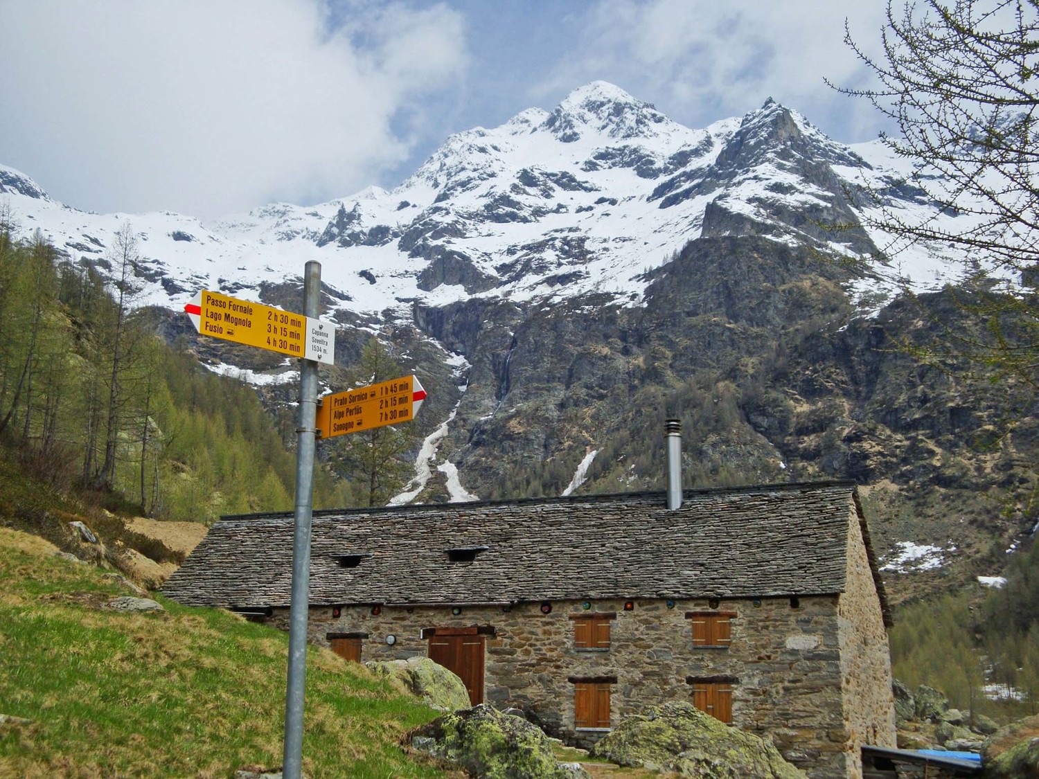 Refuge Soveltra: au fond le Campo-Tencia