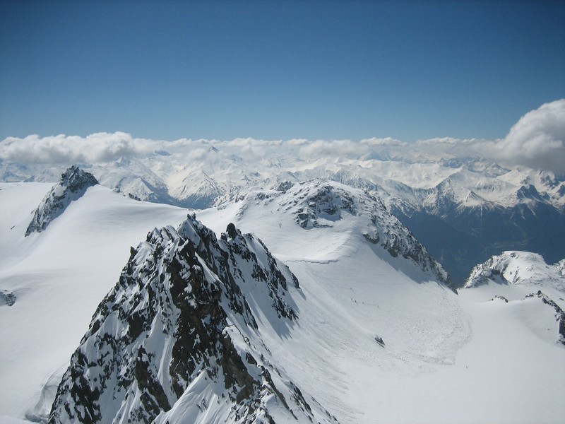 Du monde montant au col de Gébroulaz (avec les restes de l'avalanche de mardi)