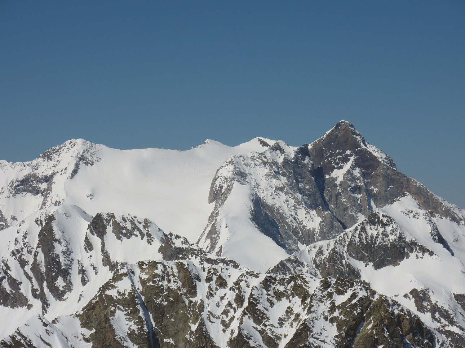 Massif du Vignale faces est avec Pics de Labase et de la Sède au 1er plan