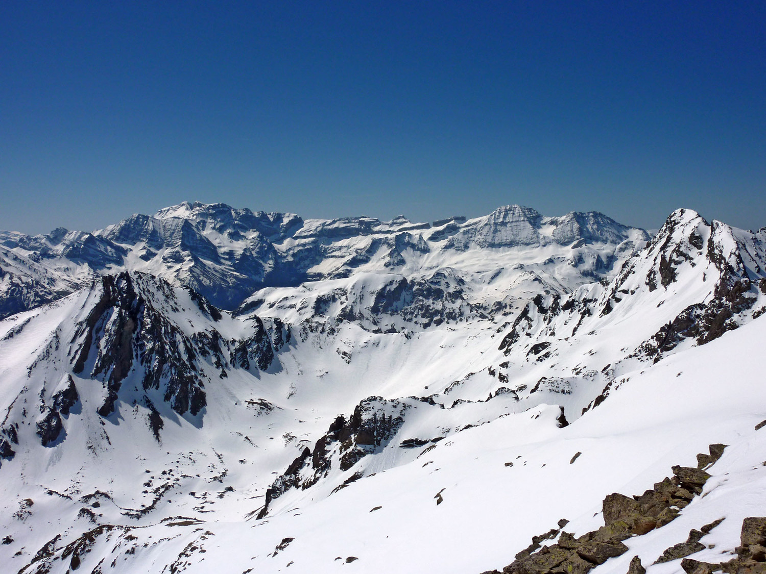 Soum de Male, col de l'Oule et massif de Gavarnie depuis le pic de Cestrède