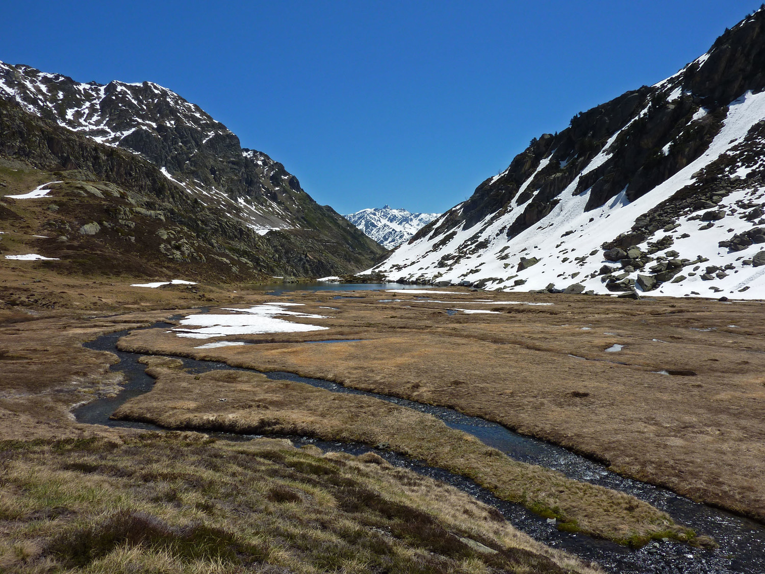 Lac et plat de Cestrède, avec massif du Pic Long en ligne de mire