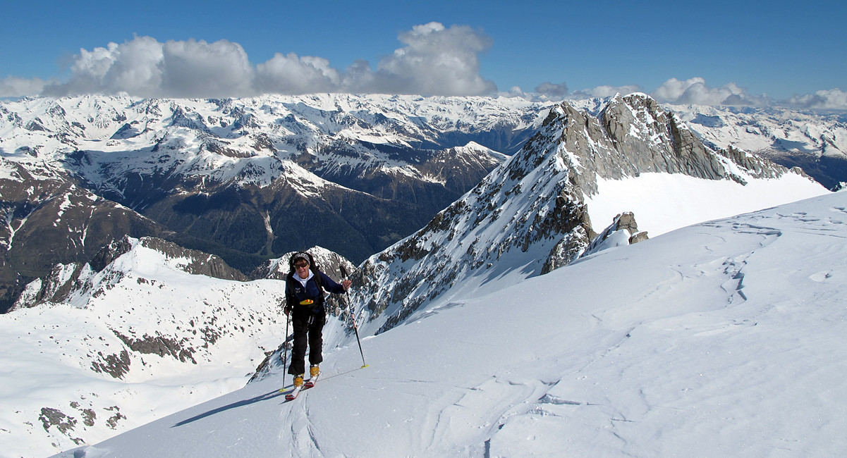arrivo in vetta al Gabbiolo. Sullo sfondo la Cima di Vermiglio