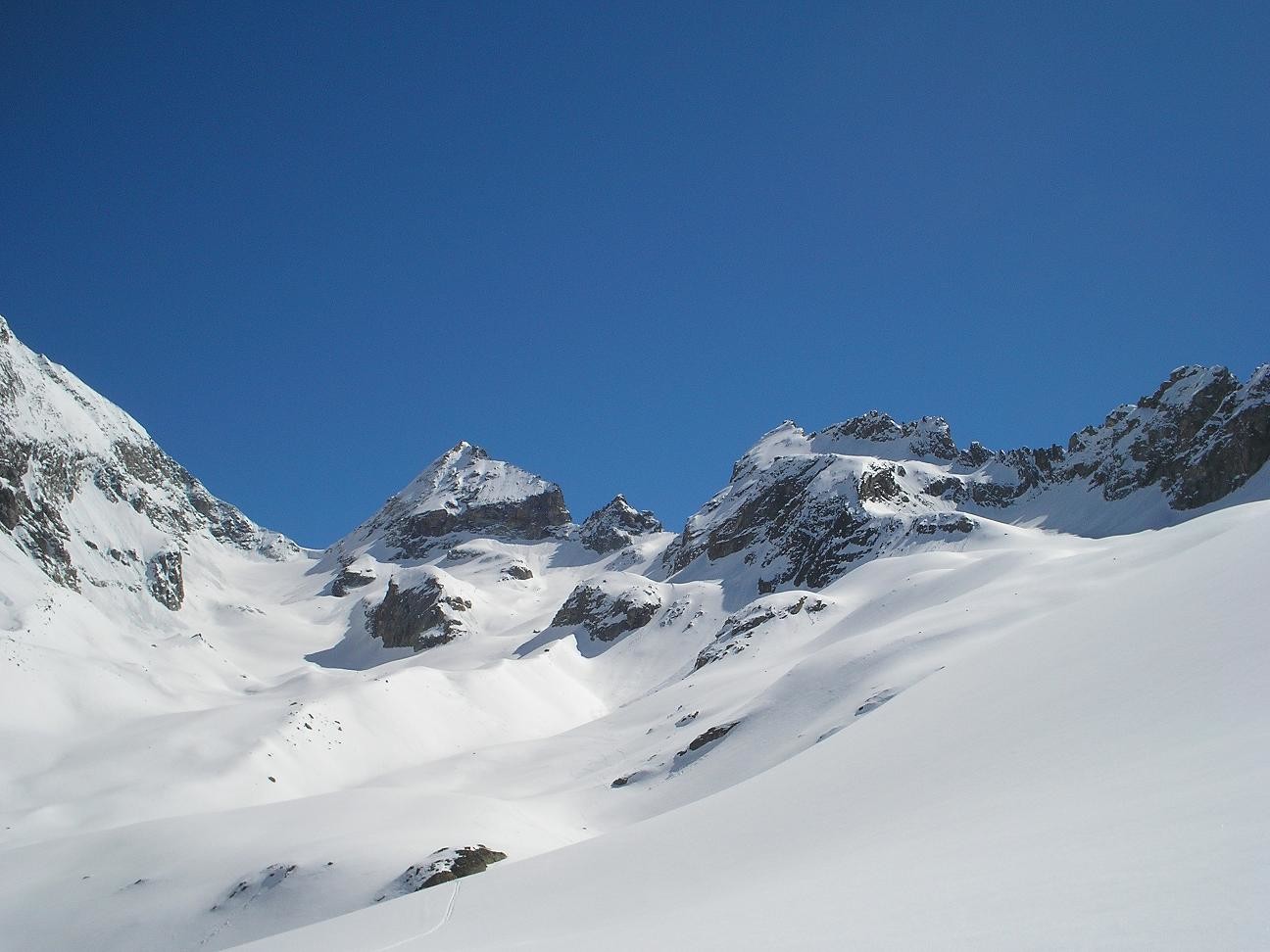 Il colle Bertol e il rifugio in lontananza