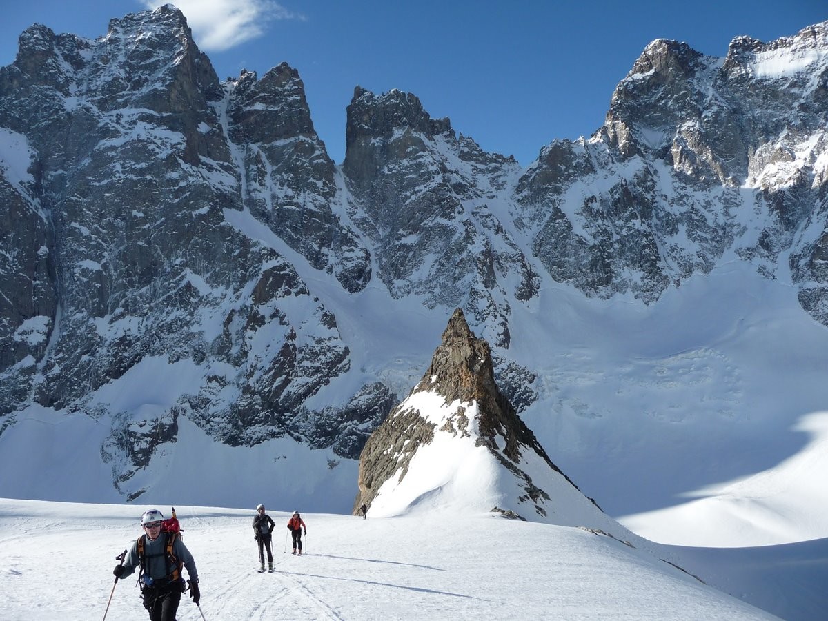 ....di fronte i 3 canali del glacier Noir....
