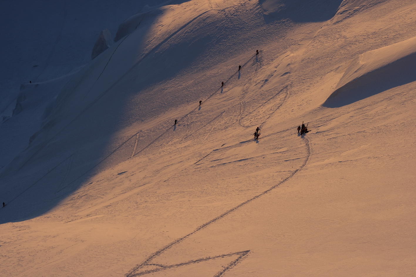 La montée au col du Mont Maudit au lever du jour