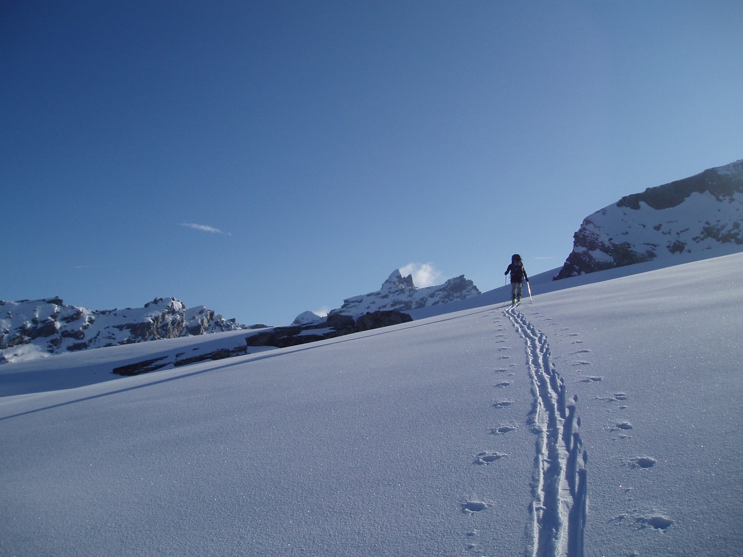 Trace au pied du Col de la Disgrace: au fond, la Tour Bramafan