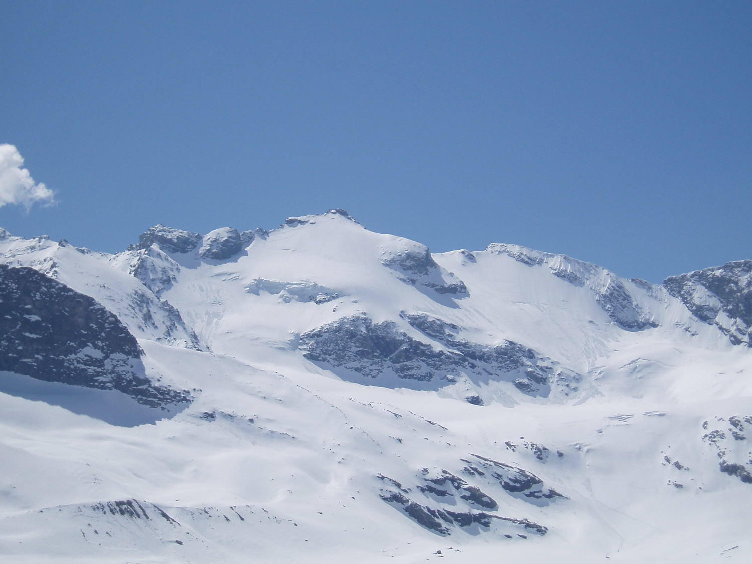 Petite Ciamarella depuis le Refuge des Evettes: on distingue la trace de la "directe" avec nos copains en haut (petits points noirs)