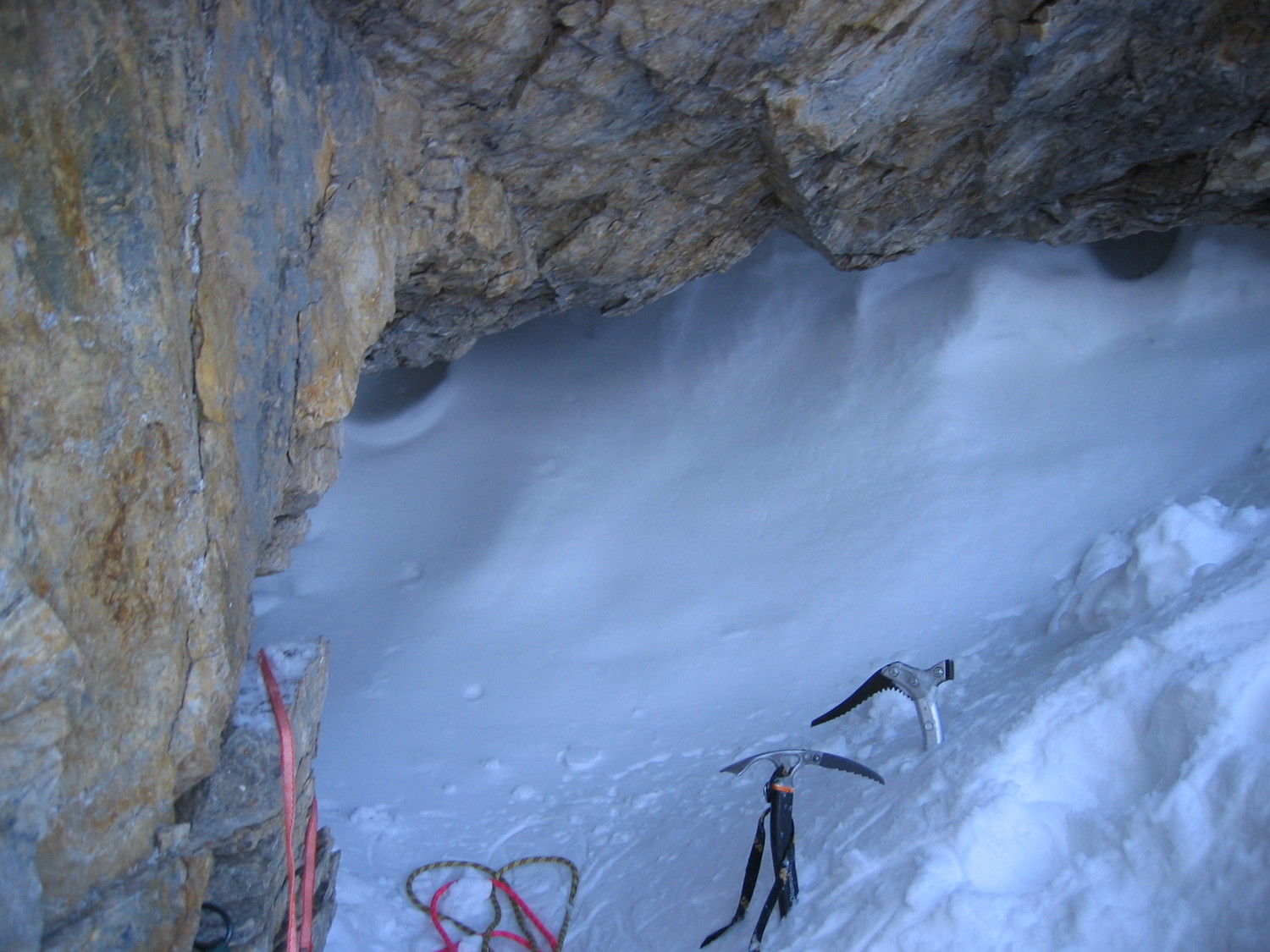 Le relais de la petite grotte du bloc coincé : prévoir camalot .75