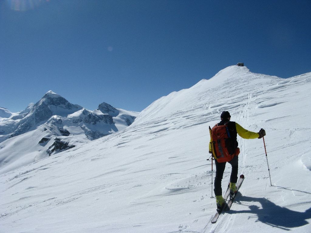 In prossimità della vetta con il Breithorn sullo sfondo.