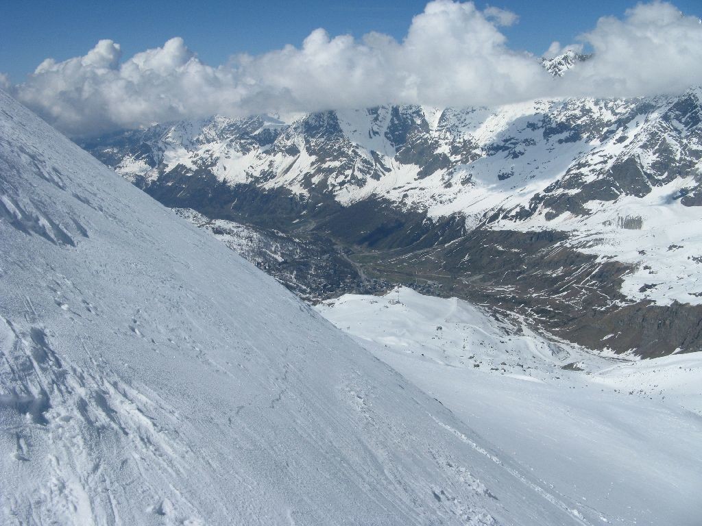 Sulla cresta, prima di tuffarsi nel pendio finale con Cervinia sullo sfondo.