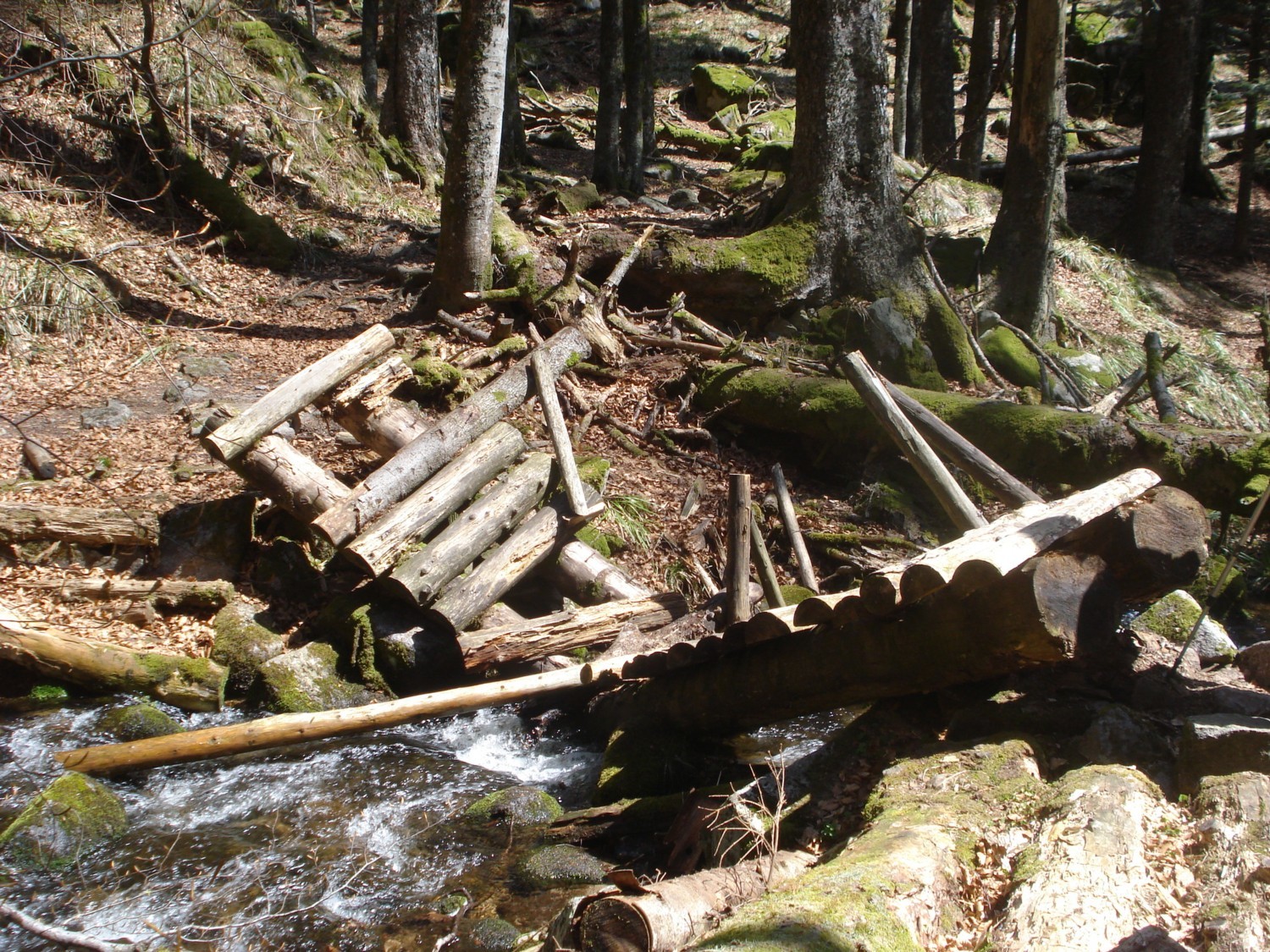 Ce qui reste du pont enjambant le torrent de l'Ammel...