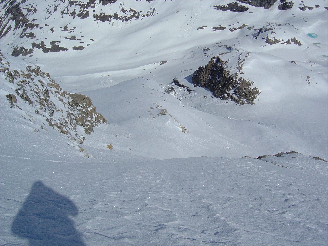 Au haut de la face.