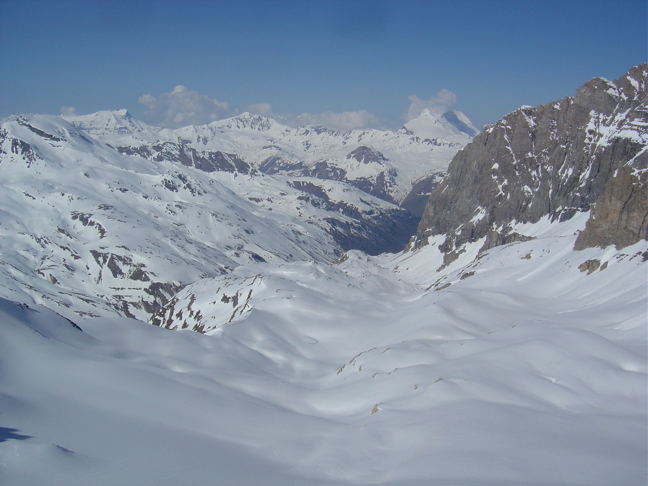 Magnifiques conditions dans le haut val d'Isère. A droite la paroi de Bazel..