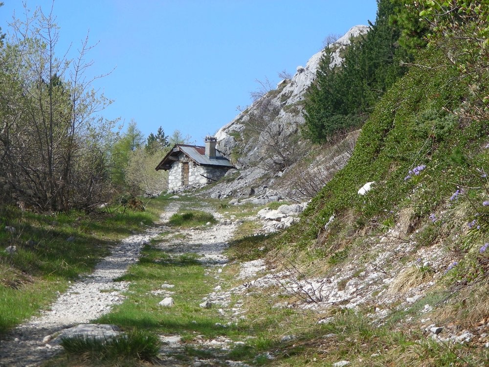 La cabane du berger sous la face E de la Dent de Crolles