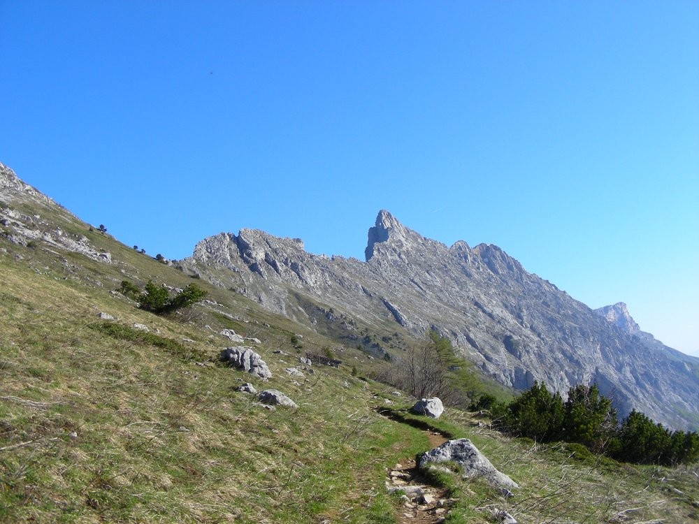 La montée au Col Vert (au fond : le Roc Cornafion)