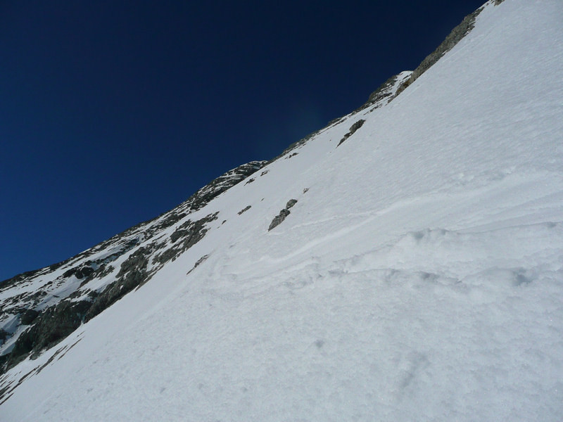 Dans la face: on distingue en haut à droite le petit couloir de départ du sommet
