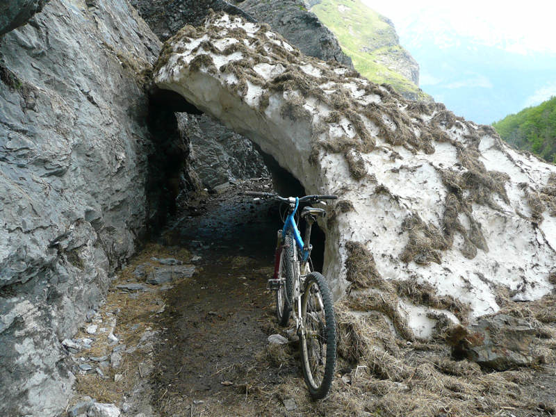 Le bouchon de neige qui bloqie la route; ça passe bien en vtt !