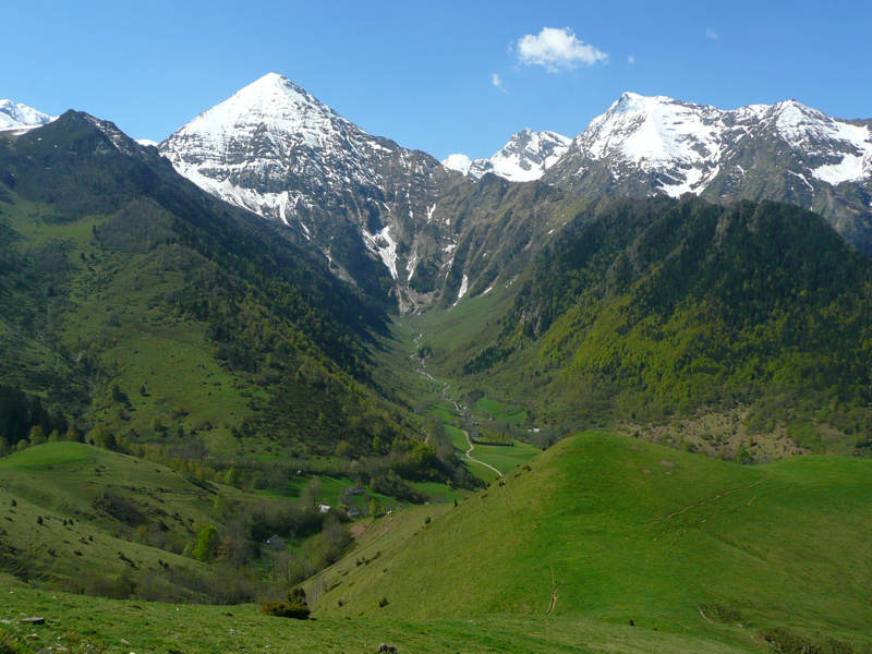Face N du Sarrouyes dans son environnement bucolique