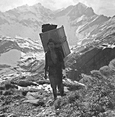 A cette époque, on était porteur de montagne et on portait vraiment; plus tard viendra le dénomination d'aspirant guide