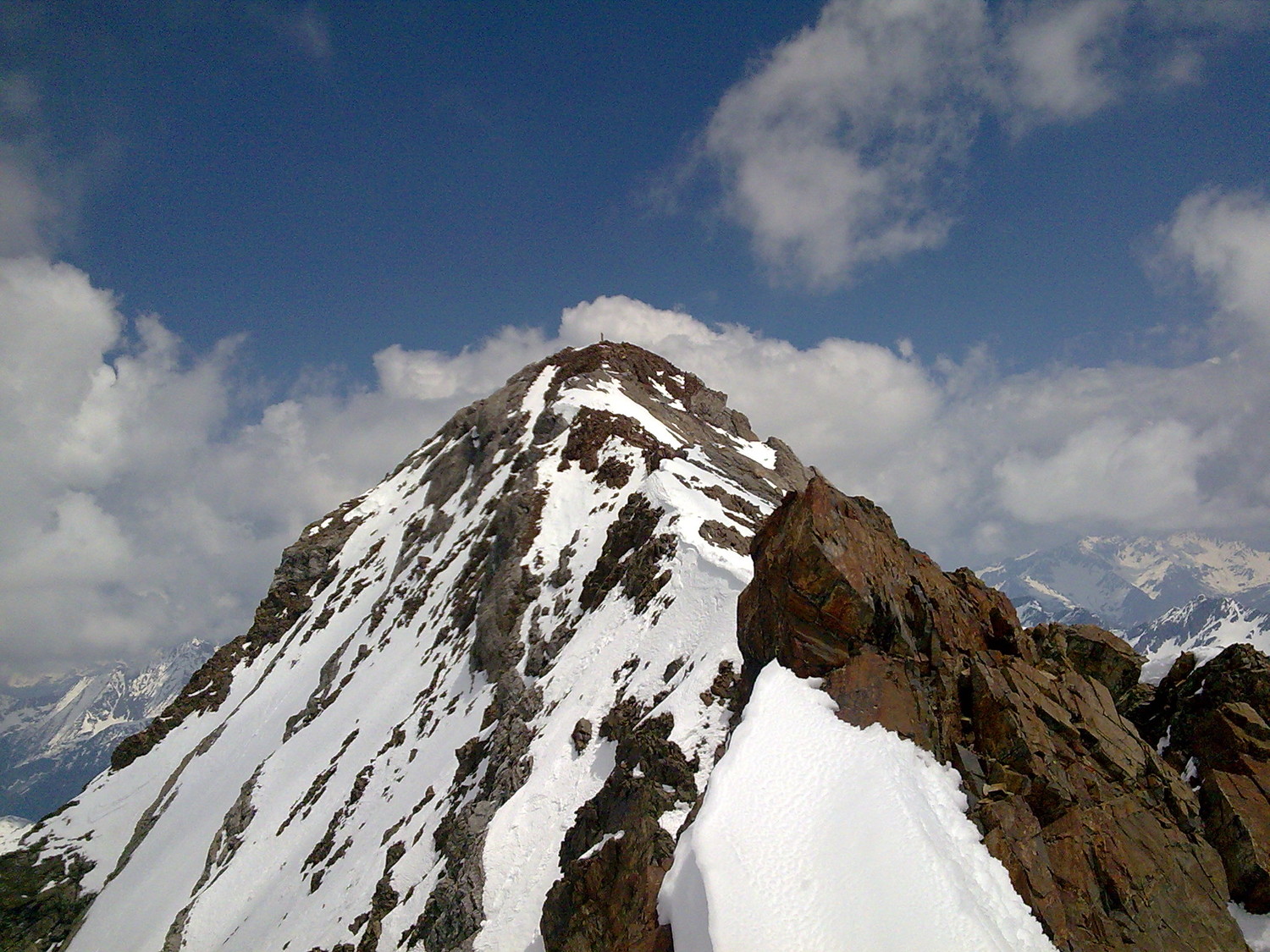 Sortie du couloir sur l'arrête avec le sommet du vignemale sur la gauche