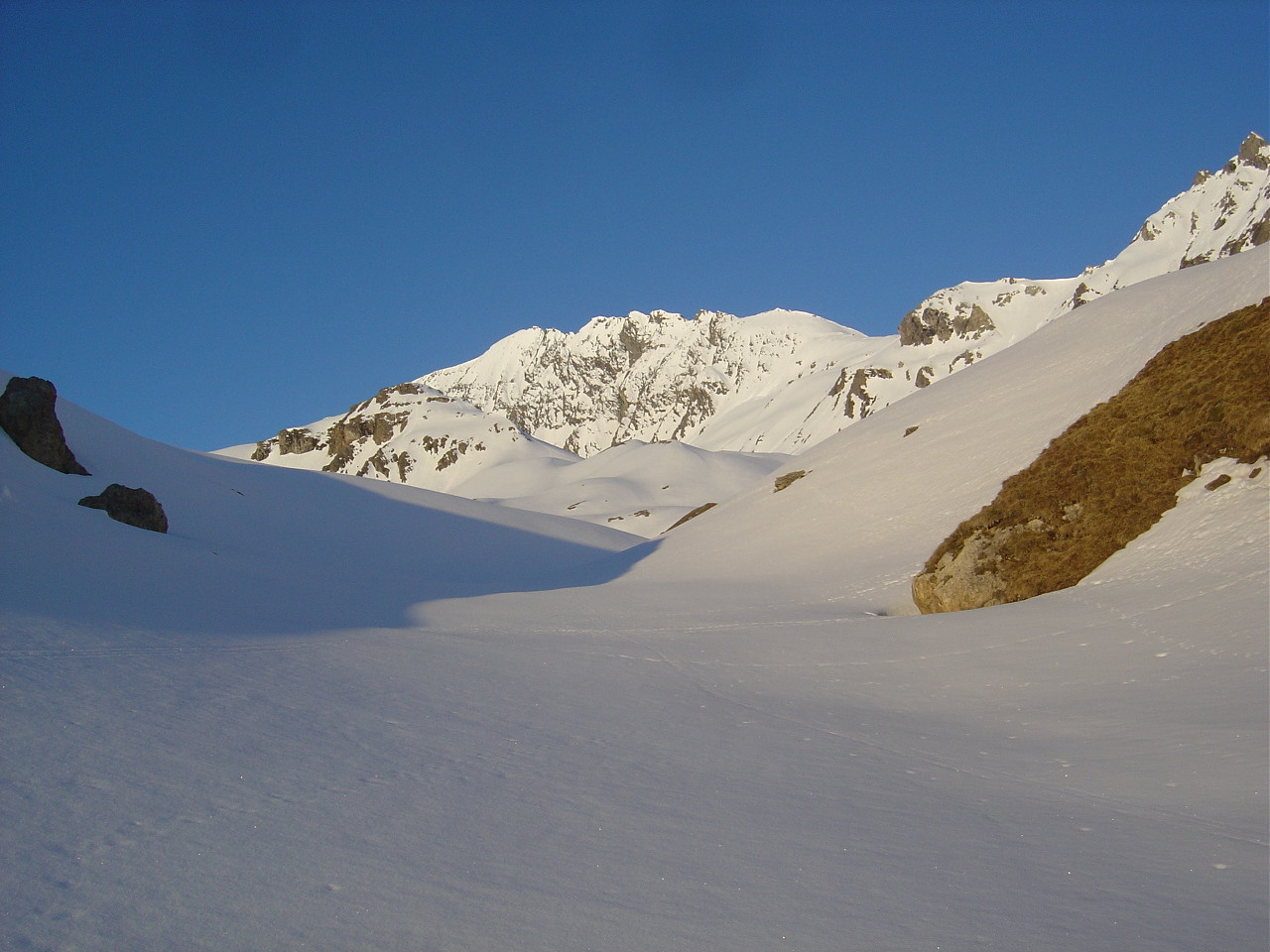 Dans le vallon de Grapillon, au fond la Sana.