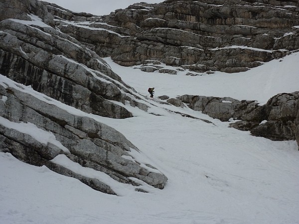 Scendendo dall'Antelao. Tra le roccette all'uscita del cengione sulla parte alta del catino nevoso.