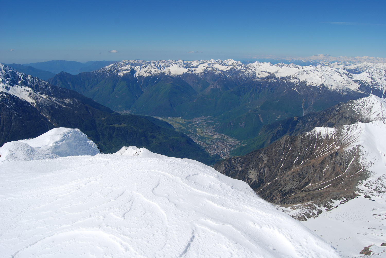 Dal Pizzo Galleggione 3107 m vista su Chiavenna 343 m.