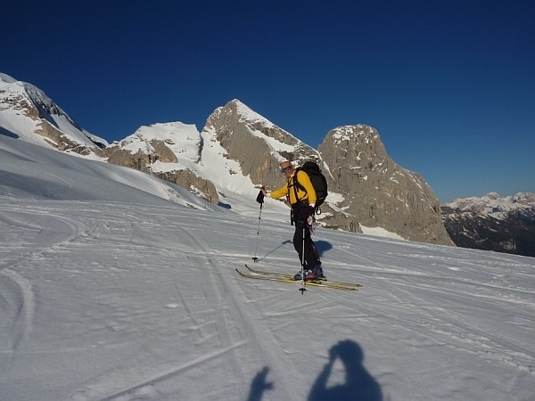 Salendo a Punta Penia.Sullo sfondo Piccolo e Gran Vernel.