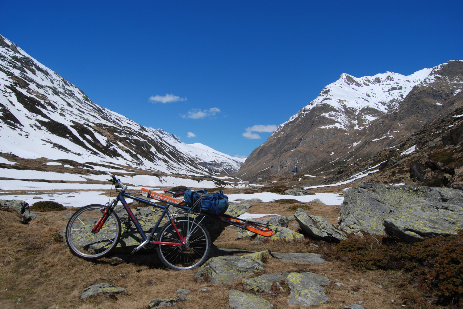 Il rampikino equipaggiato per affrontare il lungo accesso all'Alpe della Sovrana 1995 m di circa 7,5 km da Stettli 1800 m.