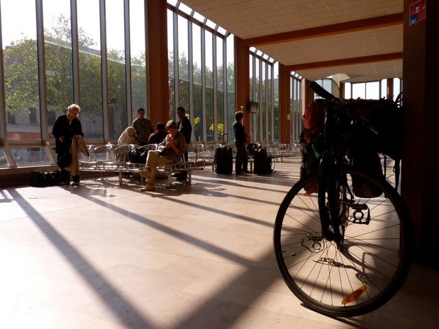 Départ de la gare routière de Grenoble pour quatre jours de vélo et de ski