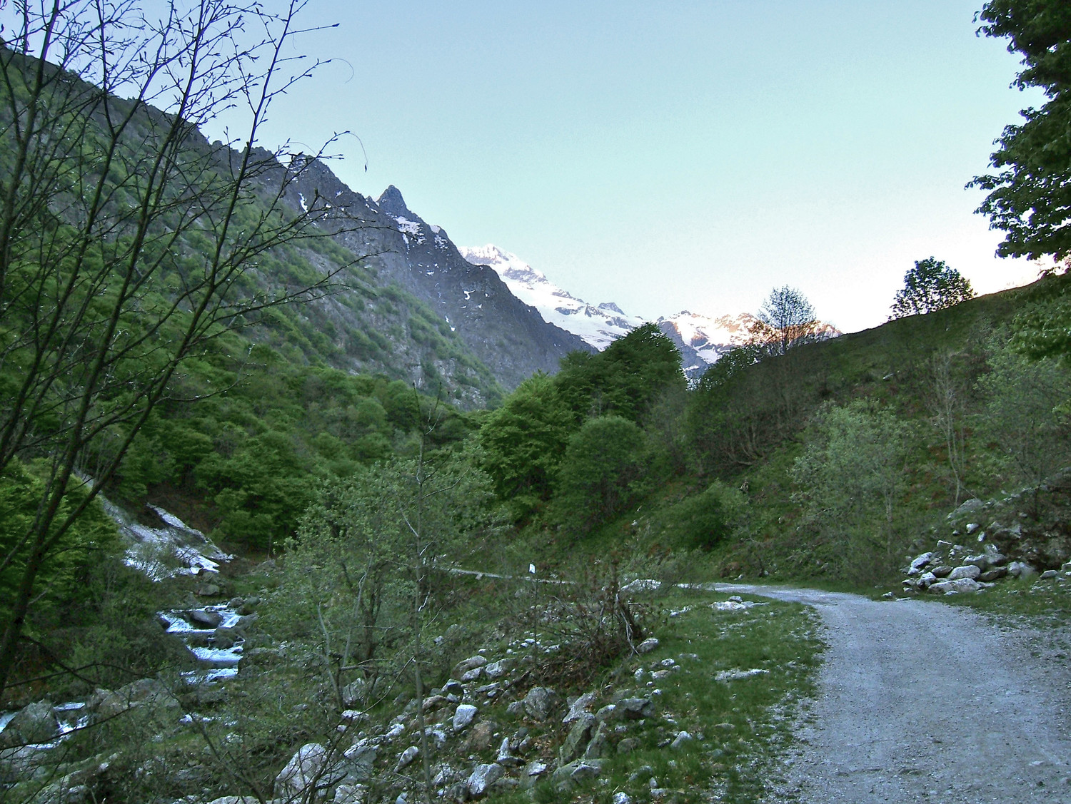 Au petit matin, long le portage.