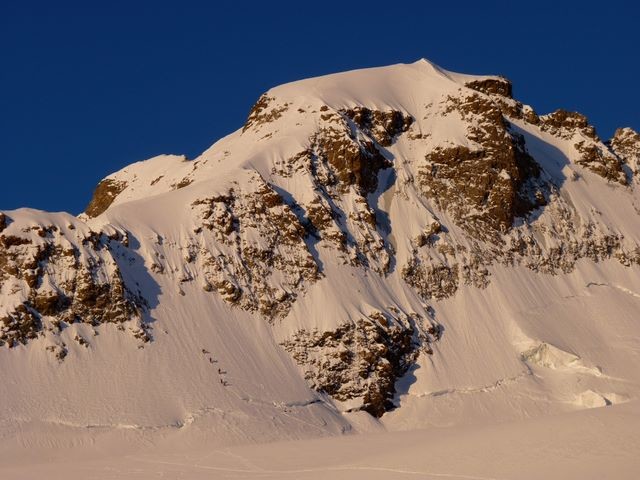 Lever de soleil pour un groupe dans la montée du Pic Oriental de la Meije