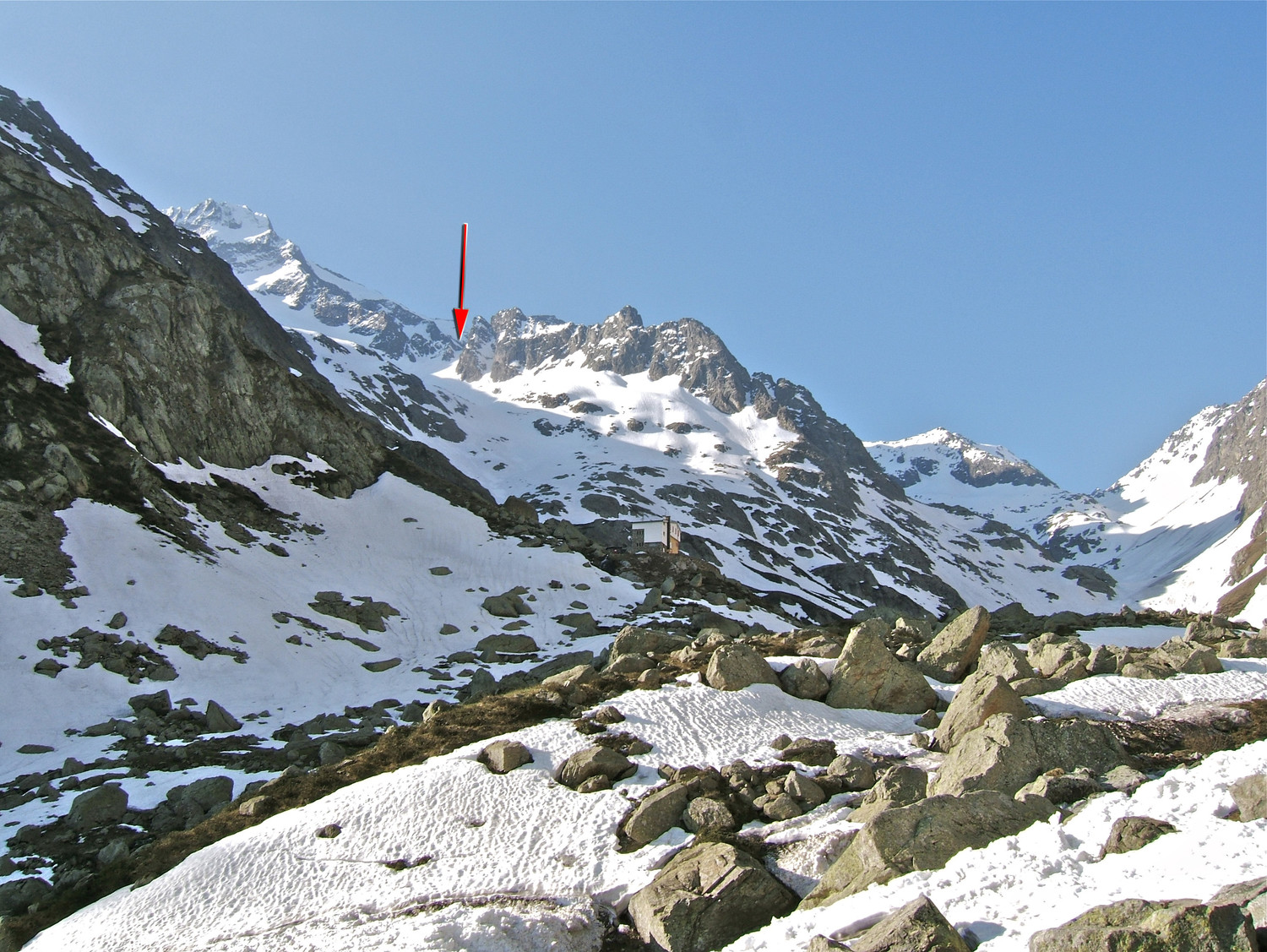 Le refuge de Soria Ellena et la Forcella Roccati repèrée par la flèche.