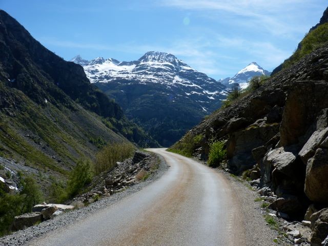Descente vers Bourg d'Oisans sur une route déserte...