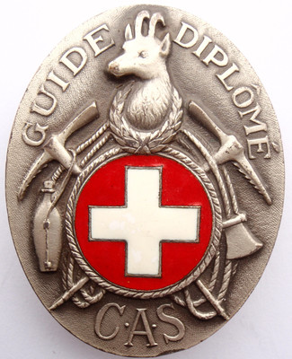 En sus de l'écusson de l'association dont il était membre, le nouveau guide recevait la médaille de guide diplômé suisse: un grand moment de sa vie