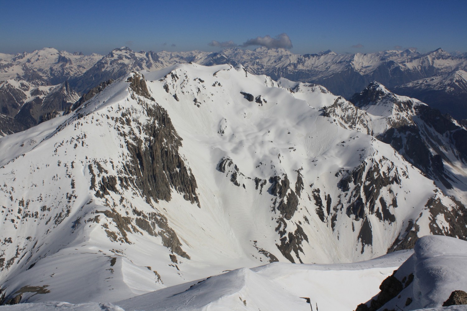 Le Col du Chaberton, la Pointe des Trois Scies, et le versant SE de la Pointe des Rochers Charniers, depuis le Mont Chaberton