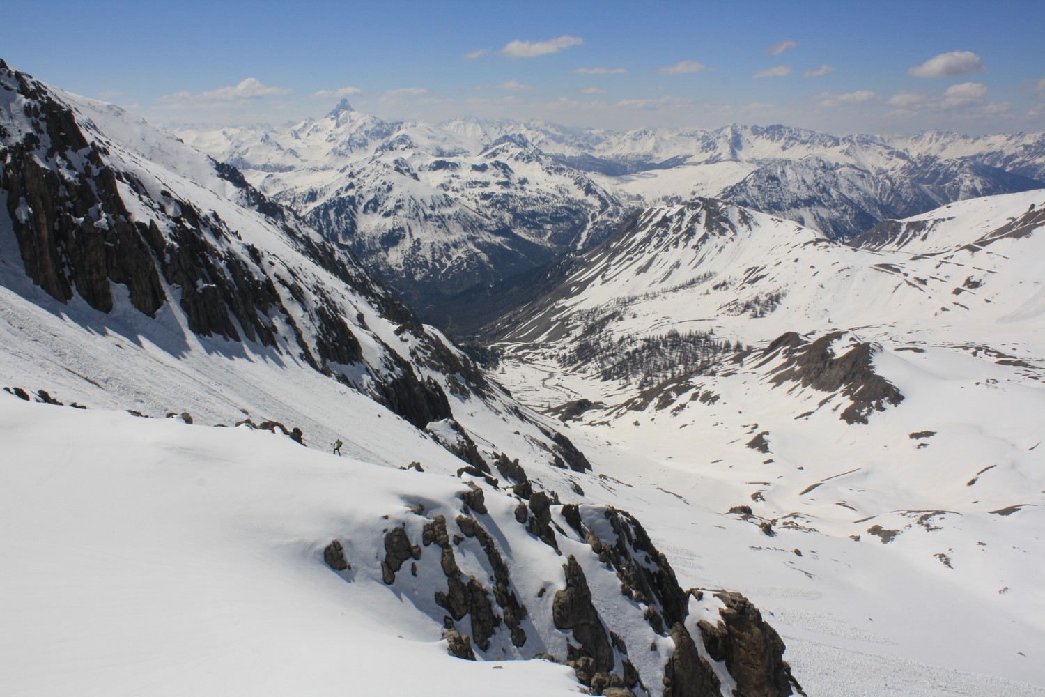 Descente dans le versant SW de la Pointe des Rochers Charniers - Vue sur la dernière partie du parcours