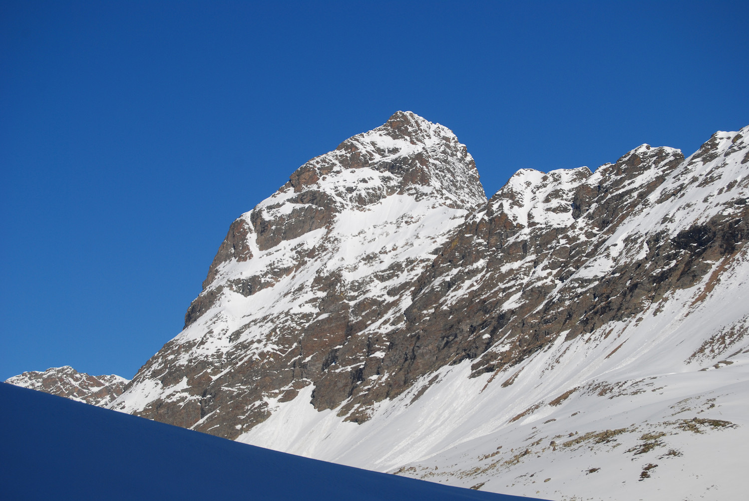 Il Corno di Dosdè 3232 m versante E della Val Cantone di Dosdè.