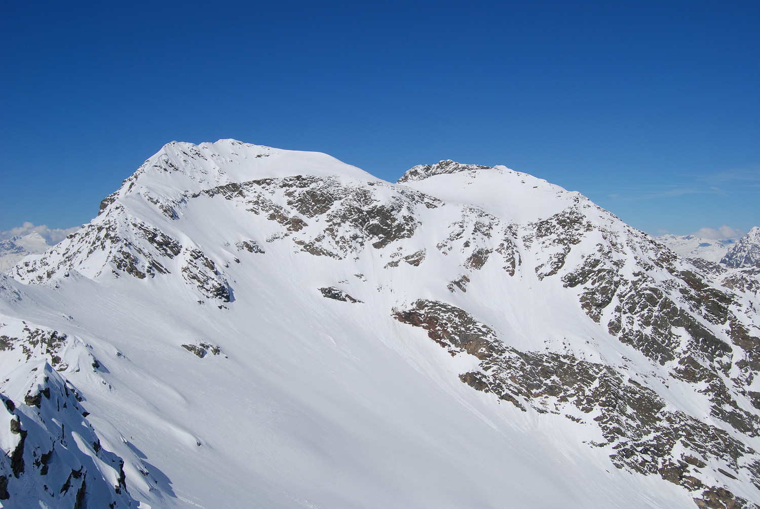 Il versante E della Cima di Lago Spalmo Orientale 3291 m, vista dal Sasso di Conca 3150 m.
