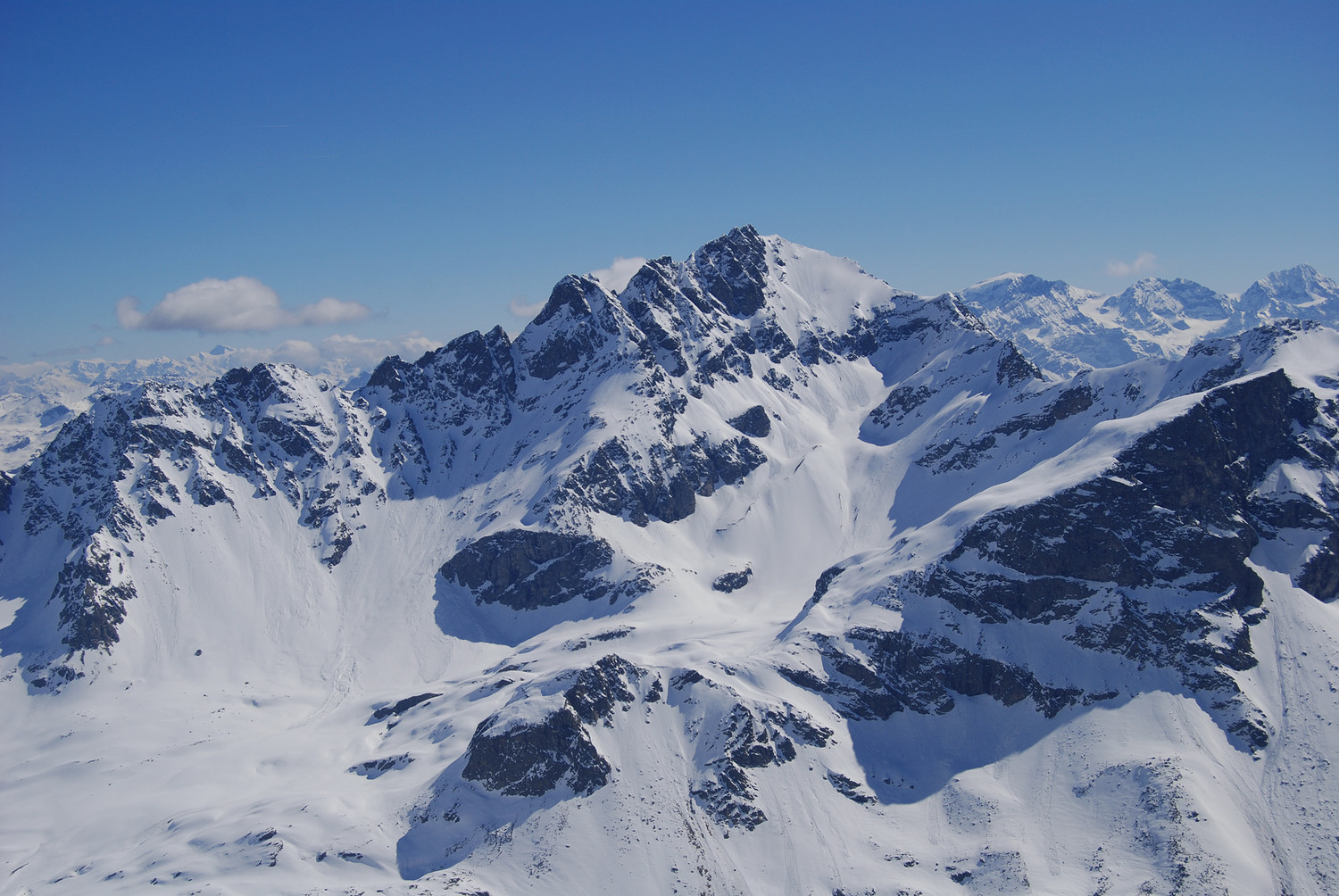 Il versante WSW della Cima Piazzi 3439 m, vista dal Sasso di Conca 3150 m.