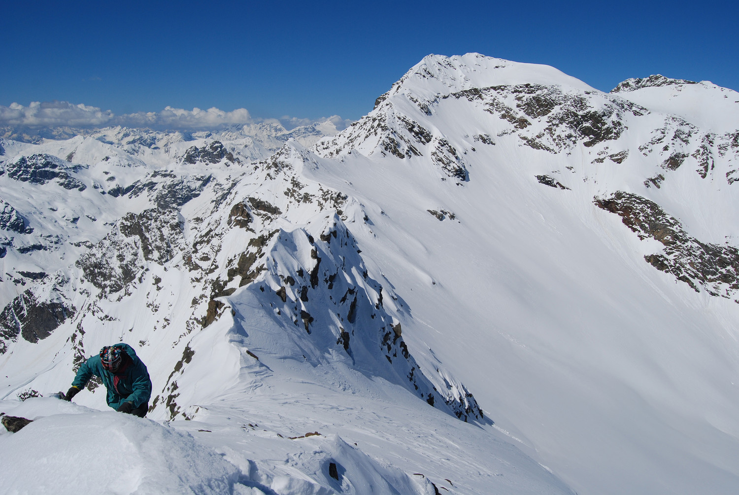 Giuseppe arriva in cima al Sasso di Conca 3150 m, con sullo sfondo la Cima Orientale di Lago Spalmo 3291 m.